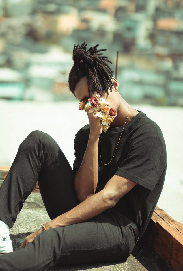 Сила в сдержанности – какие цветы дарят мужчине