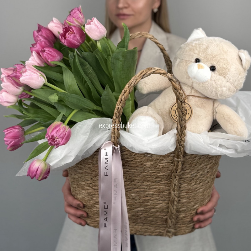 Корзина с тюльпанами + игрушка