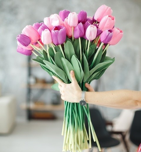 Почему на 8 марта дарят тюльпаны